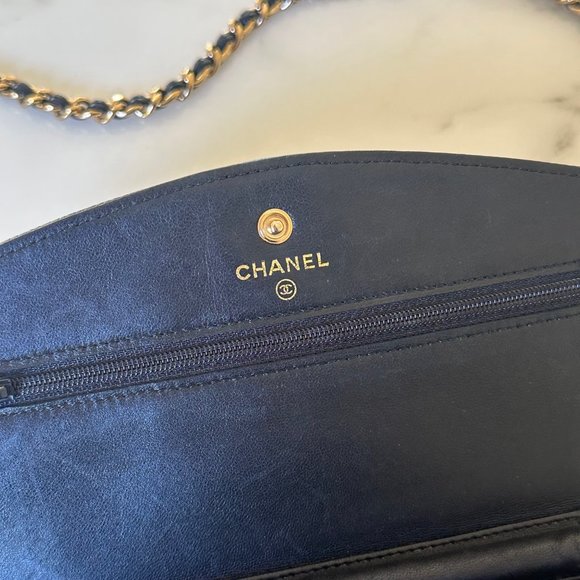 Chanel Wallet on Chain circa 2004 - Picture 1 of 5